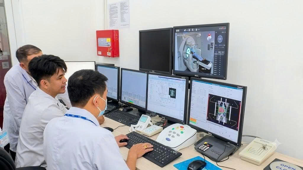 Các bác sĩ Bệnh viện Đa khoa Gia Lai phối hợp cùng chuyên gia Bệnh viện Chợ Rẫy trong khâu mô phỏng và lập kế hoạch xạ trị.