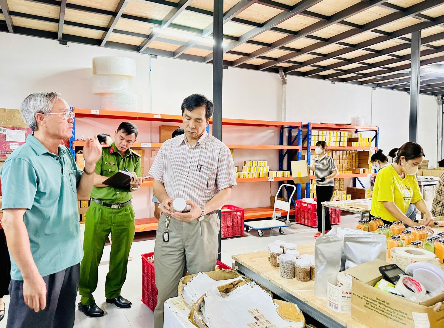 Kiểm tra nguồn gốc xuất xứ, nhãn mác và hạn sử dụng các mặt hàng bánh kẹo, nước giải khát phục vụ thị trường Tết Trung thu.
